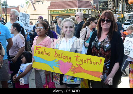 New York City, USA. 25. Juni 2018. Mehr als dreihundert Queens Bewohner, Aktivisten, politischen und Gemeindeleiter reagierte auf NY City Council Mitglied für Königinnen Jimmy Van BramerÕs Anruf bei St. SebastianÕs Kirche in Sunnyside, Queens, zu erfassen, zu sammeln und im Namen der eingewanderten Familien, die abgesehen von Washingtons Politik in Bezug auf die Behandlung von illegalen Einwanderern abgerissen wurden. Credit: Andy Katz/Pacific Press/Alamy leben Nachrichten Stockfoto
