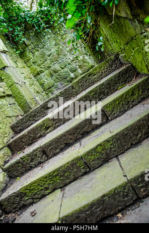 Sehr alte Steintreppe und Mauer Stockfoto