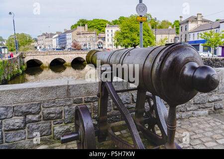 17. Jahrhundert gusseiserne Kanone auf einer Brücke über den Kanal in Newry, Nordirland. Stockfoto