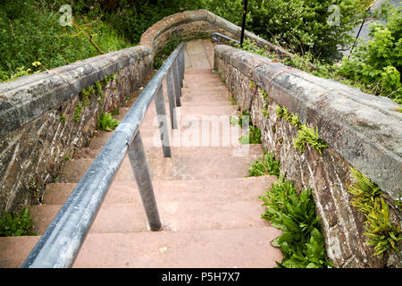 Steilen alten, abgenutzten Sandstein Schritte mit Metallgeländer Maryport Cumbria England Großbritannien Stockfoto