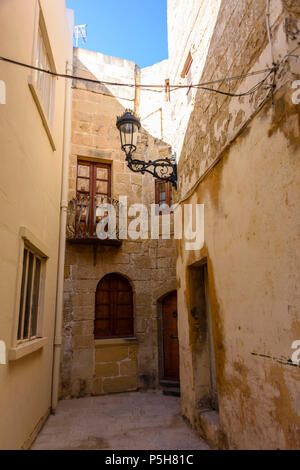 Ein kleines, traditionelles Haus in den engen Gassen der Altstadt Victoria, Gozo, Malta. Stockfoto