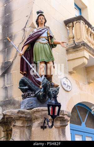 Statue von Saint George slaying Dragon an der Ecke von triq San Gorg (Saint George's Street), Victoria, Gozo, Malta Stockfoto