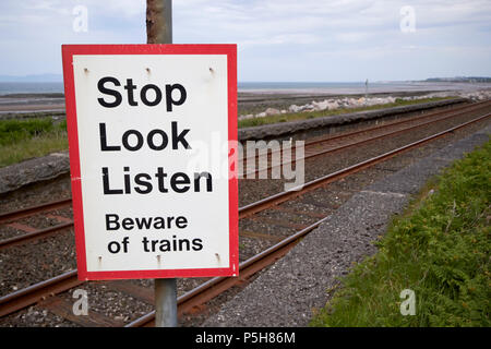 Stop look listen Warnzeichen an Unbedienten Fußgängerzone Bahnübergang auf Küsten Bahn Cumbria England Großbritannien Stockfoto