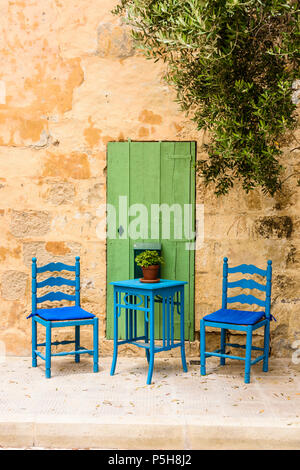 Ein hübscher blauer Tisch und zwei Stühle auf dem Fußweg in Gasri, Gozo, Malta. Stockfoto