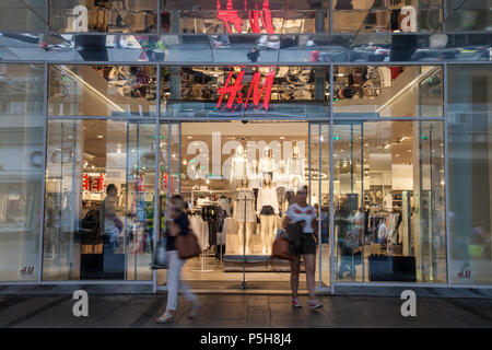 Belgrad, SERBIEN - 14. APRIL 2018: die Kunden auch unterwegs ein H&M Store in der serbischen Hauptstadt, ein riesiges Logo von H&M über dem Main entra gesehen werden kann. Stockfoto