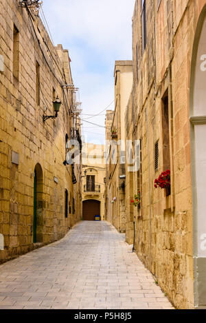 Eine schmale Gasse führt zu Häuser in Gasri, Gozo, Malta Stockfoto