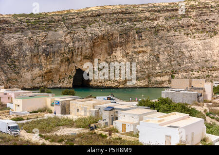 Dwerja, das Binnenmeer, Gozo, Malta. Die Höhle verbindet mit dem Mittelmeer auf der anderen Seite der Klippe. Stockfoto