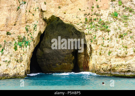 Dwerja, das Binnenmeer, Gozo, Malta. Die Höhle verbindet mit dem Mittelmeer auf der anderen Seite der Klippe. Stockfoto