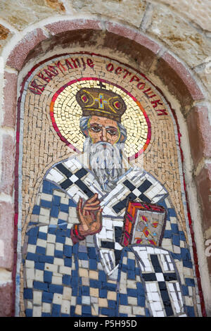 Mosaik Gemälde des hl. Basilius von Ostrog religiöse Figur auf gate Post am Eingang der unteren Ostrog Kloster und Kirche der Heiligen Dreifaltigkeit, Montenegro Stockfoto