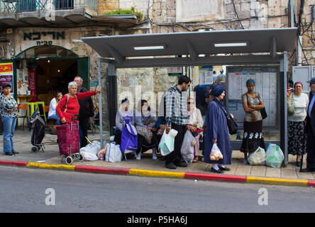 9. Mai 2018 Pendler warten auf einen Bus in einen lokalen Bus shelter auf Shmuel Barukh Straße in der Nähe des Mahane Yehuda Markt in Jerusalem Israel Stockfoto