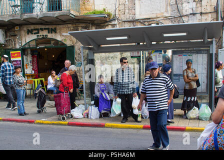 9. Mai 2018 Pendler warten auf einen Bus in einen lokalen Bus shelter auf Shmuel Barukh Straße in der Nähe des Mahane Yehuda Markt in Jerusalem Israel Stockfoto