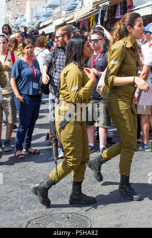 9. Mai 2018 Zwei junge aus weiblichen Israelischen Armee Wehrpflichtigen zusammen am Mahane Yehuda Markt in Jerusalem Israel Stockfoto