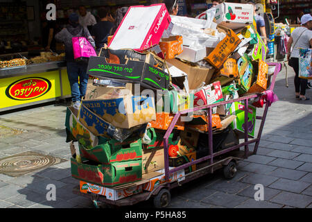 Vom 9. Juni 2018 erhoben Kartonabfälle auf Stahl buggy und für das Recycling nach einem Tage Handel in den Mahane Yehuda Street Market in Jerusalem bereit ist Stockfoto