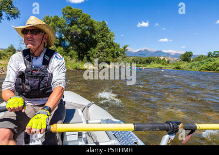 Man paddeln Schlauchboot auf dem Arkansas RIver; durch die Downtown Historic District von der kleinen Bergstadt Salida läuft; Farbe Stockfoto