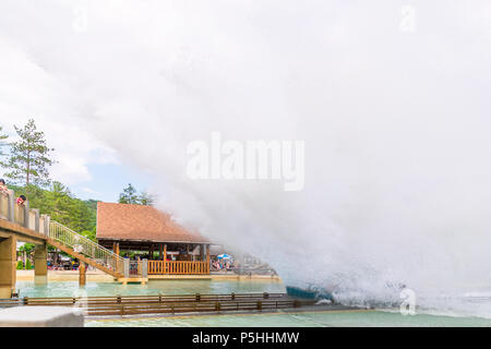 Elysburg, PA, 24. Juni 2018: Personen, die eine Wasserrutsche in einem Freizeitpark in der elysburg Stockfoto