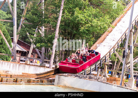 Elysburg, PA, 24. Juni 2018: Personen, die eine Wasserrutsche in einem Freizeitpark in der elysburg Stockfoto