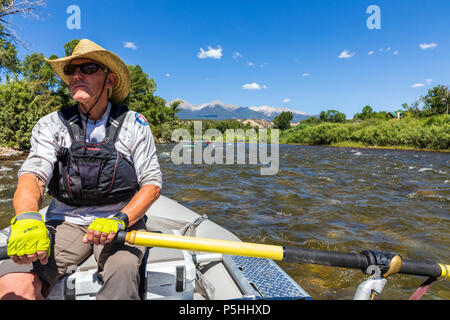 Man paddeln Schlauchboot auf dem Arkansas RIver; durch die Downtown Historic District von der kleinen Bergstadt Salida läuft; Farbe Stockfoto