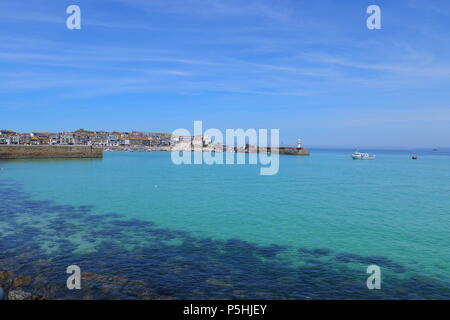 Auf der Suche nach St Ives Harbour Stockfoto