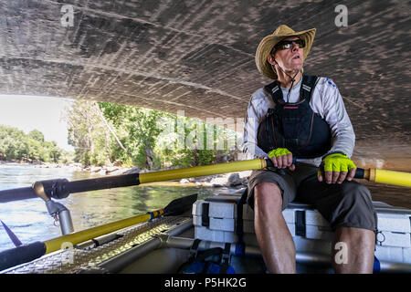 Man paddeln Schlauchboot auf dem Arkansas RIver; durch die Downtown Historic District von der kleinen Bergstadt Salida läuft; Farbe Stockfoto
