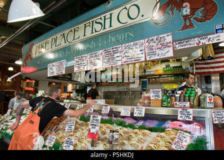 Der Pike Place Fish Co. verkauft frisches Fisch am Spieß öffentlichen Marktplatz, Seattle, Washington. Stockfoto