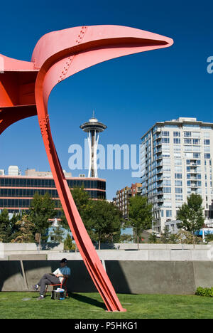 "Der Adler" (1971), ein aus lackiertem Stahl Skulpturen von Alexander Calder in den Olympic Skulpturenpark, mit der Space Needle (hinten), Seattle. Stockfoto