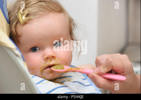 Fütterung von kleinen niedlichen Baby girl Stockfoto