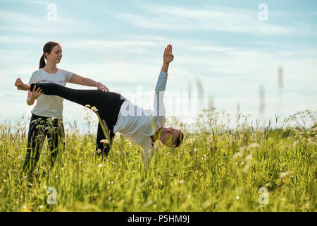 Sportlich schöne junge Frau Üben Yoga, in Half Moon Übung stehend, Ardha Chandrasana darstellen Stockfoto