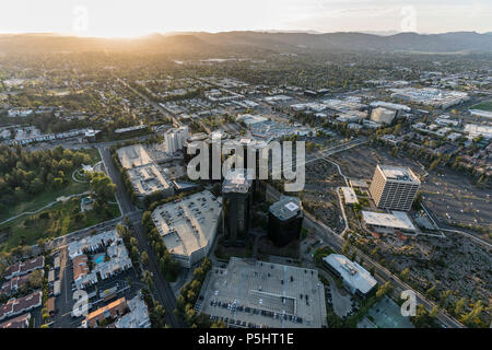 Sonnenuntergang Luftaufnahme von Warner Center im San Fernando Valley Gegend von Los Angeles, Kalifornien. Stockfoto