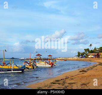 Bali, Indonesien - Mai 29, 2018; farbenfrohen balinesischen Outrigger Stil mit Fischerbooten am Strand von Sanur, Bali, Indonesien. Stockfoto