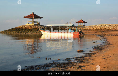 Glasboden touristische Reef anzeigen Boot und Reflexionen in der Dämmerung am Strand von Sanur, Bali, Indonesien. Stockfoto