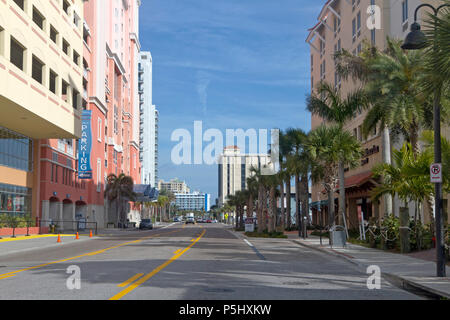 CLEARWATER, Florida, USA - Februar 7, 2018: schattig, ruhig, bunt, Palmen gesäumten Straße in der Innenstadt von Clearwater, Florida im Süden der USA, ein Pop Stockfoto