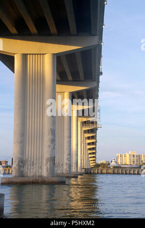 Die Unterseite von Clearwater Pass Bridge in Clearwater, Florida um den Sonnenuntergang. Die Brücke ist eine preisgekrönte Konstruktion mit einundzwanzig Spannweiten von 120 Stockfoto