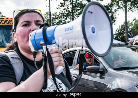 West Columbia, South Carolina, USA - 25. Juni 2018: Anti-Trump Demonstranten gegen die Hitze und Regen, als sie eine Kundgebung von politischen Gruppe "unteilbare Midlands' außerhalb von Flughafen High School vor dem Start eines Henry McMaster/Präsident Trump Rallye im Inneren statt organisiert. Donald Trump landete an der Columbia Metropolitan Airport bei ca. 7:45 Uhr eine politische Kundgebung Unterstützung für seine lange Zeit Verfechter zu stärken, den etablierten Südcarolina Gouverneur Henry McMaster, einen Tag bevor er Gesichter John Warren in einer GOP Stichwahl am 26. Juni 2018. Credit: Crush Rush/Alamy leben Nachrichten Stockfoto