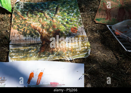 London, Großbritannien. Juni 2018. Anwohner protestieren mit Kunst gegen den Abschlag von reifen Londoner Plane, Red Oak, Common Lime, Common Whitebeam und Wild Service Bäumen in Euston Square Gardens, um Platz für temporäre Baustellen und einen verdrängten Taxistand im Rahmen der Vorbereitungen für die HS2 Bahnstrecke zu machen. Der Protest, bei dem Bilder von Bäumen auf Papier mit verschiedenen Techniken aufgenommen wurden, wurde von dem Künstler Dan Llywelyn Hall als "The Last Stand Against the Environmental Damage of HS2" veranstaltet. Kredit: Mark Kerrison/Alamy Live Nachrichten Stockfoto