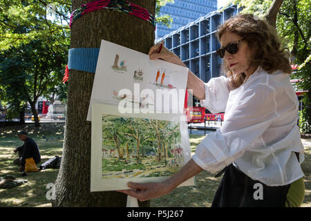 London, Großbritannien. Juni 2018. Die ortsansässige Primavera Boman-Behram hält Bilder von Bäumen in den Euston Square Gardens und Bauarbeitern vor Ort im Rahmen eines Protestes, bei dem Kunst gegen das Fällen von alten Bäumen eingesetzt wird, um Platz für temporäre Baustellen für Baufahrzeuge und einen verdrängten Taxistand im Rahmen der Vorbereitungen für die zu schaffen HS2-Bahnlinie. Der Protest, bei dem Bilder von Bäumen auf Papier mit verschiedenen Techniken aufgenommen wurden, wurde von dem Künstler Dan Llywelyn Hall als "The Last Stand Against the Environmental Damage of HS2" veranstaltet. Kredit: Mark Kerrison/A Stockfoto