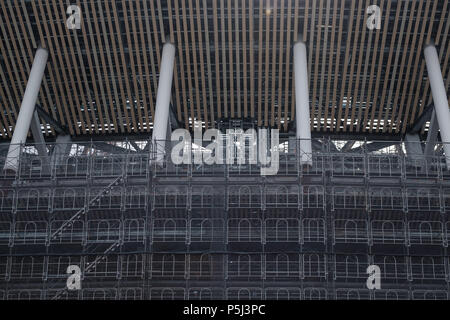 Bau für Japan National Stadium weiterhin für Tokyo 2020 Olympische Spiele Bauarbeiter am Neuen National Stadium im Bau am Juni 26, 2018, Tokyo, Japan gesehen werden. Das neue Nationalstadion wird der Schauplatz für Tokio Olympischen und Paralympischen Spiele 2020. Credit: Nicolas Datiche/LBA/Alamy leben Nachrichten Stockfoto