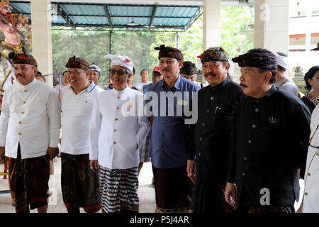 Bali, Indonesien. 27 Juni, 2018. Kerthyasa tjokorda Raka (dritte von links, mit weißen Hut), König von Ubud, der läuft ist für die Position der Regent in Gianyar Regency und Tjokorda Oka Artha Adhana Sukawaiti (Zweiter von rechts), ein Kandidat für Gouverneur von Bali, an einem Wahllokal in Ubud, Bali Bei regionalen Wahlen am 27. Juni 2018. Quelle: Dominic Dudley/Alamy leben Nachrichten Stockfoto