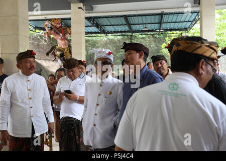 Bali, Indonesien. 27 Juni, 2018. Kerthyasa tjokorda Raka (Mitte, mit weißen Hut), König von Ubud, der läuft ist für die Position der Regent in Gianyar Regency, sorgt sich ein Wahllokal in Ubud, Bali Bei regionalen Wahlen am 27. Juni 2018. Quelle: Dominic Dudley/Alamy leben Nachrichten Stockfoto