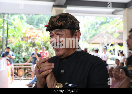 Bali, Indonesien. 27 Juni, 2018. Tjokorda Oka Artha Adhana Sukawaiti, ein Anwärter für Gouverneur von Bali, Besuche ein Wahllokal in Ubud, Bali Bei regionalen Wahlen am 27. Juni 2018. Quelle: Dominic Dudley/Alamy leben Nachrichten Stockfoto