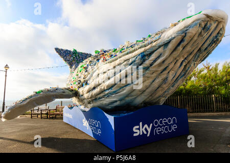 Sky Ocean Rescue Kampagne, "Pass auf Kunststoff 'Wal auf Broadstairs Meer. Ganz aus Meer gedumpten Kunststoffe, es wird verwendet, um das Bewusstsein für Kunststoff Umweltverschmutzung zu fördern. Stockfoto