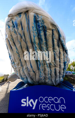 Sky Ocean Rescue Kampagne, "Pass auf Kunststoff 'Wal auf Broadstairs Meer. Ganz aus Meer gedumpten Kunststoffe, es wird verwendet, um das Bewusstsein für Kunststoff Umweltverschmutzung zu fördern. Stockfoto