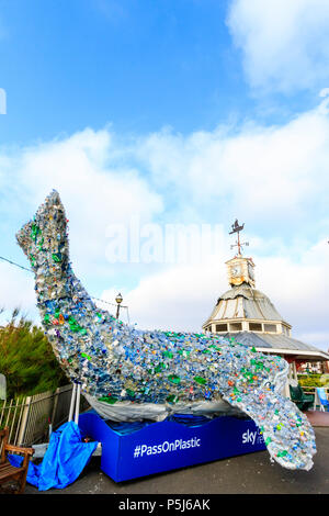 Sky Ocean Rescue Kampagne, "Pass auf Kunststoff 'Wal auf Broadstairs Meer. Ganz aus Meer gedumpten Kunststoffe, es wird verwendet, um das Bewusstsein für Kunststoff Umweltverschmutzung zu fördern. Stockfoto