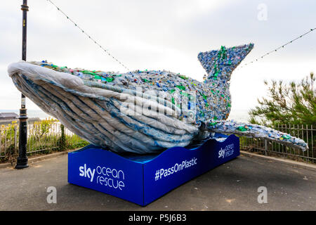 Sky Ocean Rescue Kampagne, "Pass auf Kunststoff 'Wal auf Broadstairs Meer. Ganz aus Meer gedumpten Kunststoffe, es wird verwendet, um das Bewusstsein für Kunststoff Umweltverschmutzung zu fördern. Stockfoto