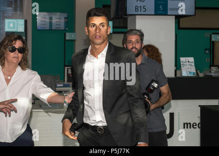 Turin, Piemont, Italien. 27 Juni, 2018. Turin, Italy-June 17, 2018: Portugiesische Fußballspieler Joao Cancelo kommt für medizinische Untersuchungen an J Medizinische in Turin Credit: Stefano Guidi/ZUMA Draht/Alamy leben Nachrichten Stockfoto