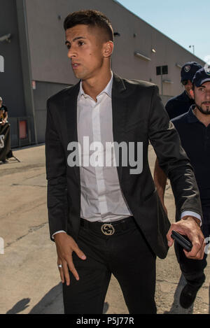 Turin, Piemont, Italien. 27 Juni, 2018. Turin, Italy-June 17, 2018: Portugiesische Fußballspieler Joao Cancelo kommt für medizinische Untersuchungen an J Medizinische in Turin Credit: Stefano Guidi/ZUMA Draht/Alamy leben Nachrichten Stockfoto