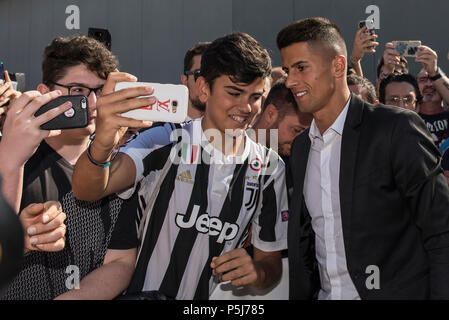 Turin, Piemont, Italien. 27 Juni, 2018. Turin, Italy-June 17, 2018: Portugiesische Fußballspieler Joao Cancelo kommt für medizinische Untersuchungen an J Medizinische in Turin Credit: Stefano Guidi/ZUMA Draht/Alamy leben Nachrichten Stockfoto