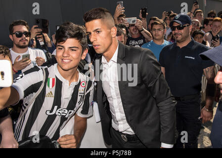 Turin, Piemont, Italien. 27 Juni, 2018. Turin, Italy-June 17, 2018: Portugiesische Fußballspieler Joao Cancelo kommt für medizinische Untersuchungen an J Medizinische in Turin Credit: Stefano Guidi/ZUMA Draht/Alamy leben Nachrichten Stockfoto