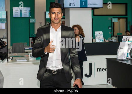 Turin, Piemont, Italien. 27 Juni, 2018. Turin, Italy-June 17, 2018: Portugiesische Fußballspieler Joao Cancelo kommt für medizinische Untersuchungen an J Medizinische in Turin Credit: Stefano Guidi/ZUMA Draht/Alamy leben Nachrichten Stockfoto