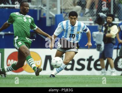 Firo Fußball, 25.06.1994 Wm 1994 Argentinien - Nigeria 2:1 Diego Maradona, Duellen, nach diesem Spiel er des Dopings überführt wurde. | Verwendung weltweit Stockfoto