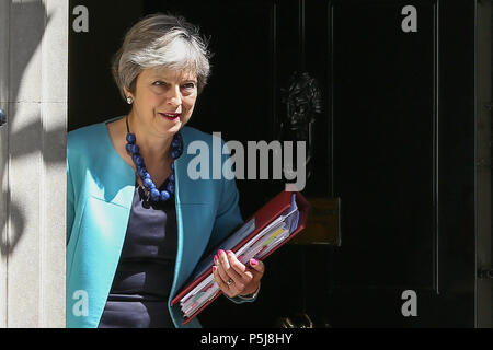 Downing Street. London. UK vom 27. Juni 2018 - Ministerpräsident Theresa May fährt von Nummer 10 Downing Street zu Besuchen des Ministerpräsidenten Fragen (PMQs) im Unterhaus. Credit: Dinendra Haria/Alamy leben Nachrichten Stockfoto